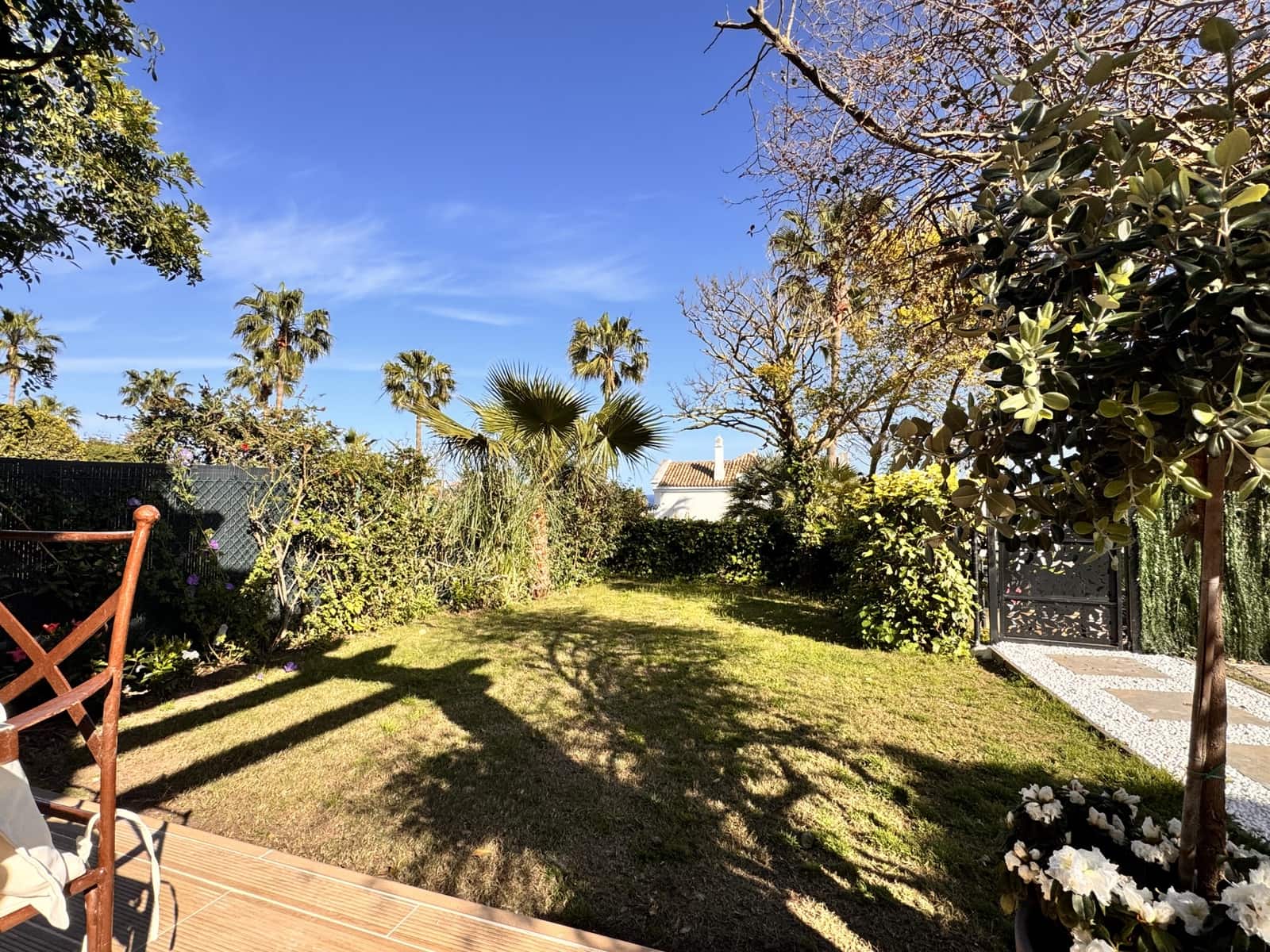 3 soveværelse Semi-Rækkehus til salg i La Alcaidesa med swimmingpool - € 620.000 (Ref: 9695243)