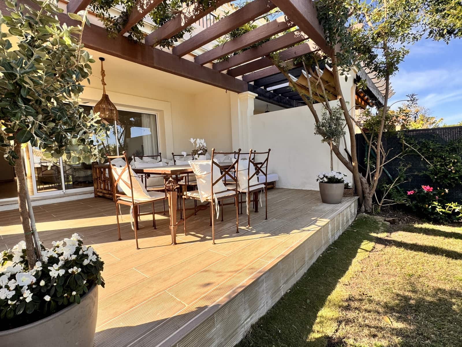 3 soveværelse Semi-Rækkehus til salg i La Alcaidesa med swimmingpool - € 620.000 (Ref: 9695243)