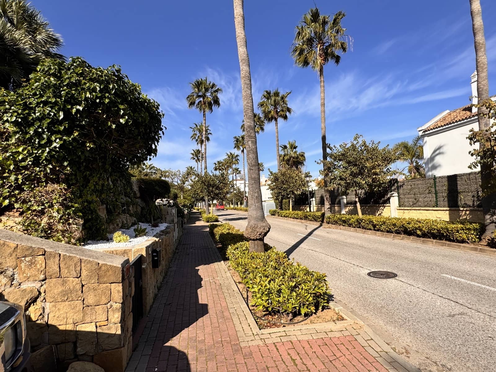 3 soveværelse Semi-Rækkehus til salg i La Alcaidesa med swimmingpool - € 620.000 (Ref: 9695243)