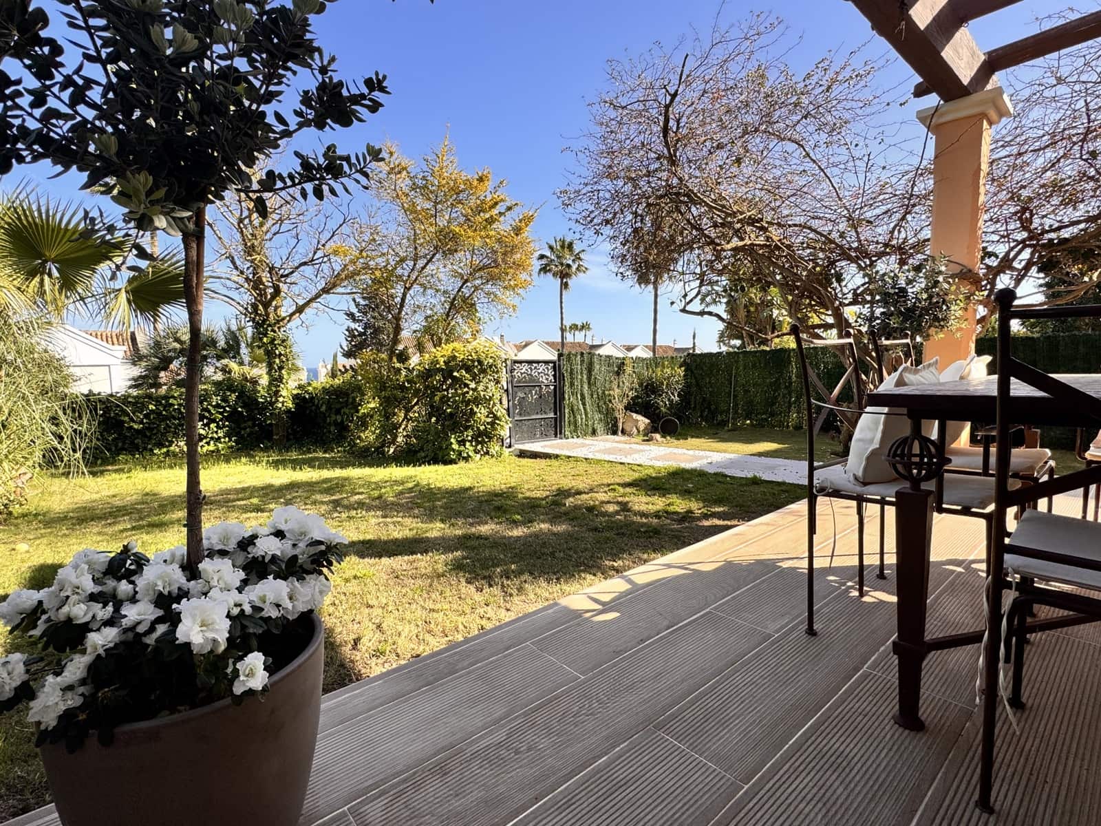 3 soveværelse Semi-Rækkehus til salg i La Alcaidesa med swimmingpool - € 620.000 (Ref: 9695243)