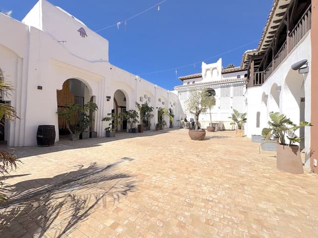 Commercial for sale in Calahonda, Mijas with garage - € 299,000 (Ref: 9701518)