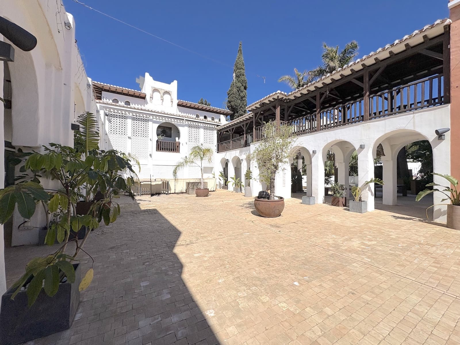 Commercial for sale in Calahonda with garage - € 299,000 (Ref: 9701518)