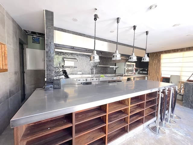 Commercial for sale in Calahonda, Mijas - € 299,000 (Ref: 9701519)