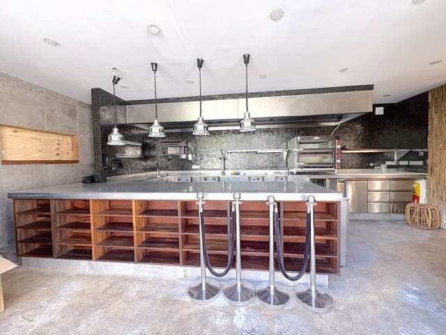 Commercial for sale in Calahonda, Mijas - € 299,000 (Ref: 9701519)