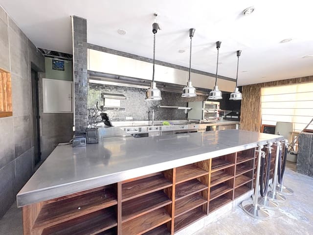 Local Commercial à vendre à Calahonda, Mijas - 299 000 € (Ref: 9701519)