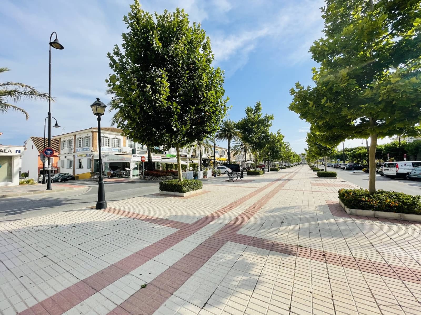 Commercial for sale in La Cala de Mijas with garage - € 950,000 (Ref: 9711894)