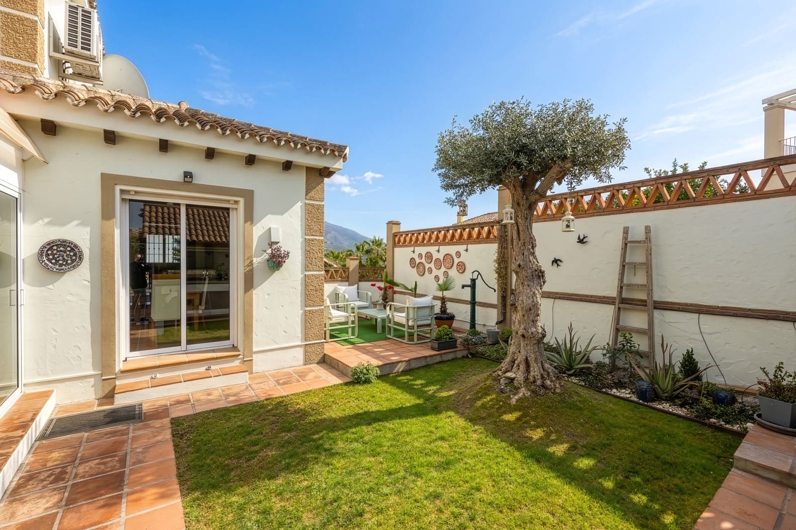 3 bedroom Villa for sale in Coin with pool garage - € 725,000 (Ref: 9719815)