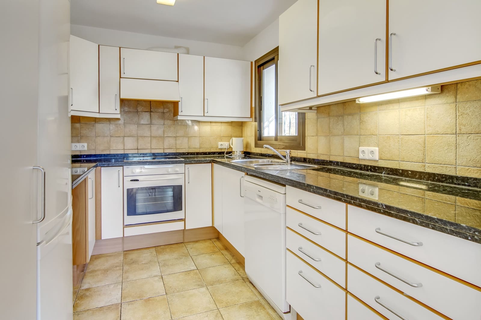 3 makuuhuone Huvila myytävänä paikassa Istan mukana uima-altaan 
autotalli - 420 000 € (Ref: 9721556)