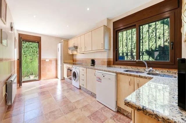 6 soverom Villa til salgs i Nueva Atalaya, Estepona med svømmebasseng garasje - € 2 150 000 (Ref: 9729340)