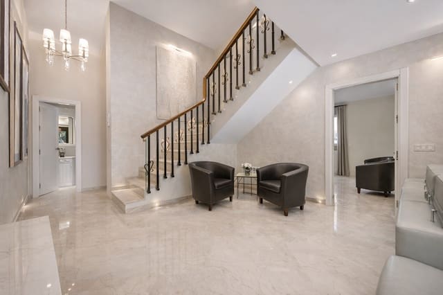 6 soverom Villa til salgs i Nueva Atalaya, Estepona med svømmebasseng garasje - € 2 150 000 (Ref: 9729340)