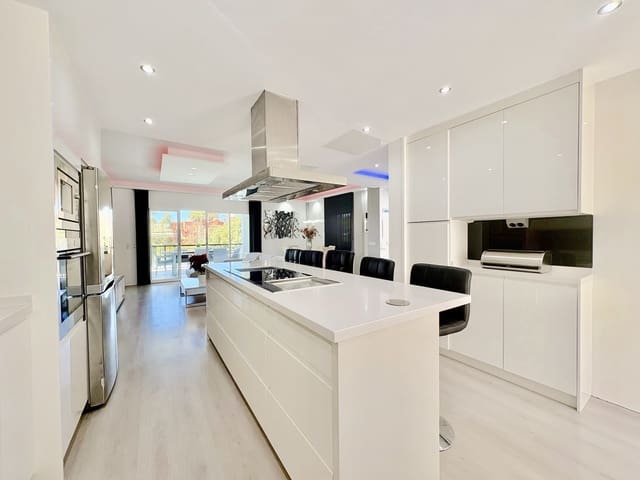 6 soveværelse Byhus til salg i Marbella med swimmingpool garage - € 1.200.000 (Ref: 9735661)