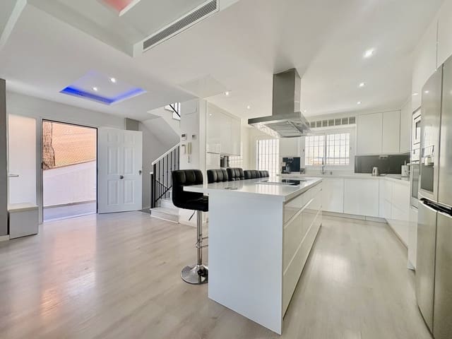 6 soveværelse Byhus til salg i Marbella med swimmingpool garage - € 1.200.000 (Ref: 9735661)