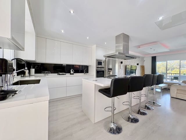 6 soveværelse Byhus til salg i Marbella med swimmingpool garage - € 1.200.000 (Ref: 9735661)