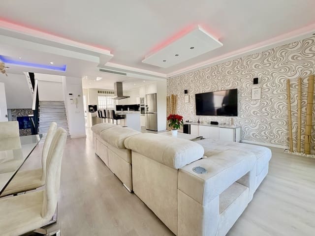 6 soveværelse Byhus til salg i Marbella med swimmingpool garage - € 1.200.000 (Ref: 9735661)