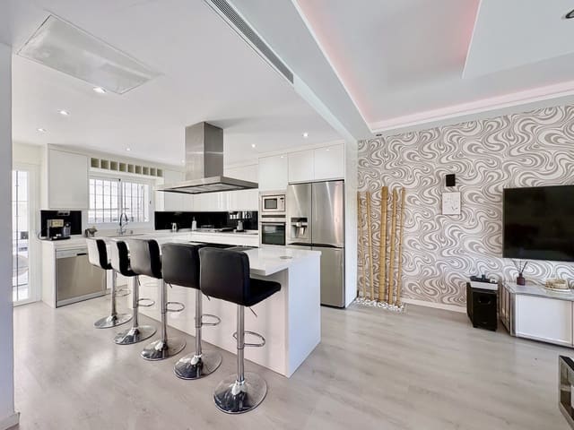 6 soveværelse Byhus til salg i Marbella med swimmingpool garage - € 1.200.000 (Ref: 9735661)