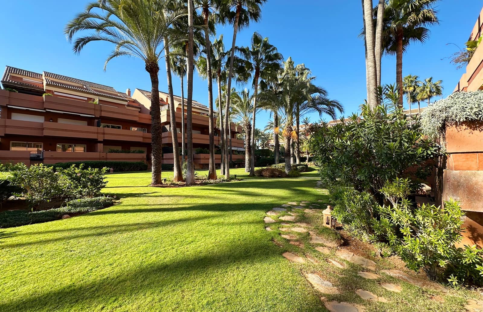 2 soveværelse Lejlighed til salg i Marbella med swimmingpool garage - € 899.000 (Ref: 9738636)