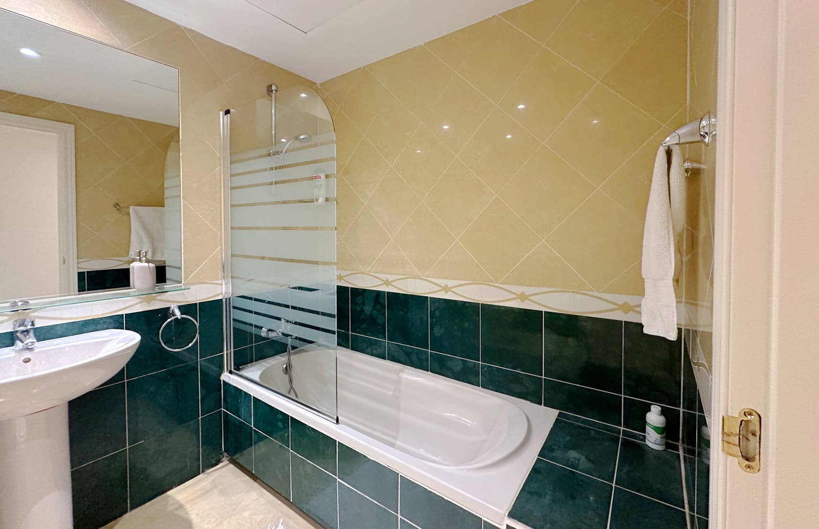 Apartamento de 2 habitaciones en Marbella en venta con piscina garaje - 795.000 € (Ref: 9738636)