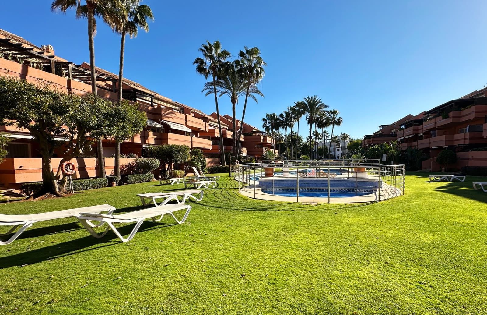 Apartamento de 2 habitaciones en Marbella en venta con piscina garaje - 795.000 € (Ref: 9738636)