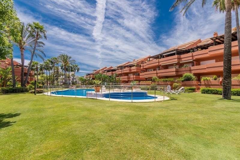 Apartamento de 2 habitaciones en Marbella en venta con piscina garaje - 795.000 € (Ref: 9738636)