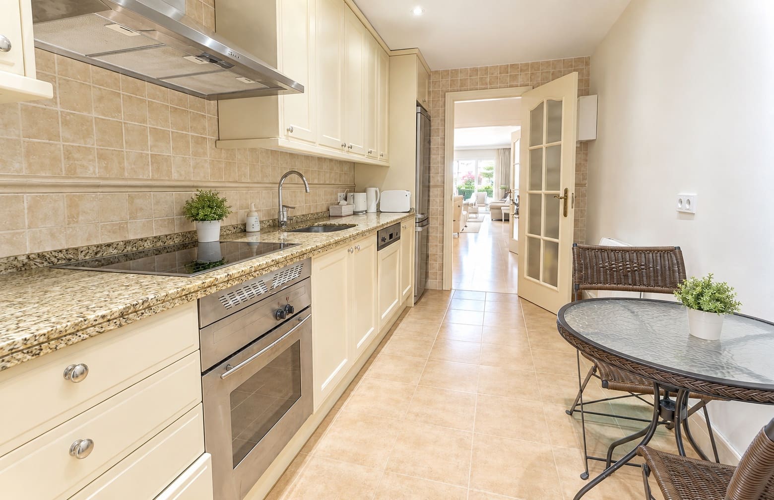 Apartamento de 2 habitaciones en Marbella en venta con piscina garaje - 795.000 € (Ref: 9738636)