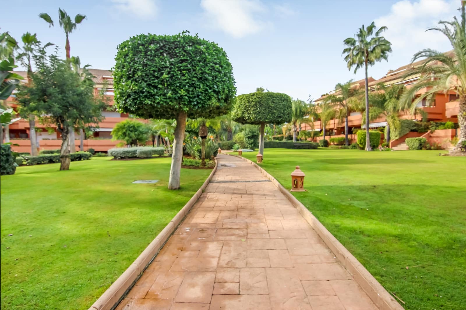 Apartamento de 2 habitaciones en Marbella en venta con piscina garaje - 795.000 € (Ref: 9738636)