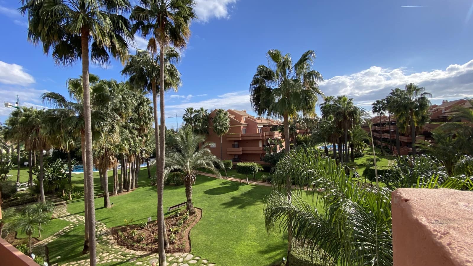 Apartamento de 2 habitaciones en Marbella en venta con piscina garaje - 795.000 € (Ref: 9738636)