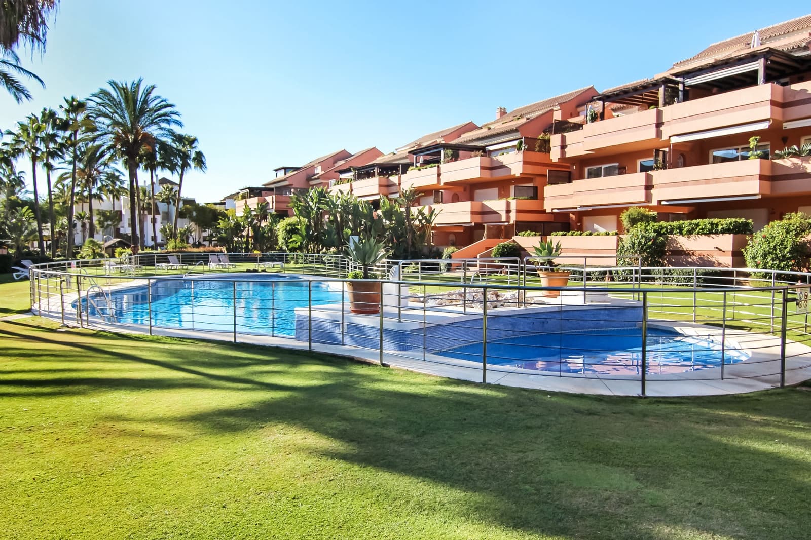 Apartamento de 2 habitaciones en Marbella en venta con piscina garaje - 795.000 € (Ref: 9738636)
