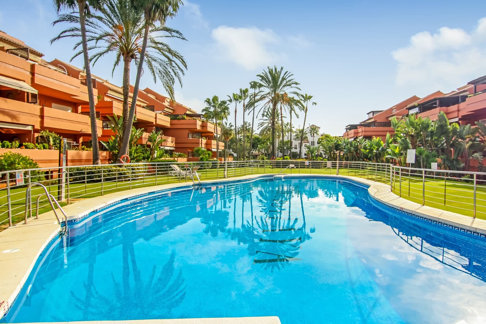 Apartamento de 2 habitaciones en Marbella en venta con piscina garaje - 795.000 € (Ref: 9738636)
