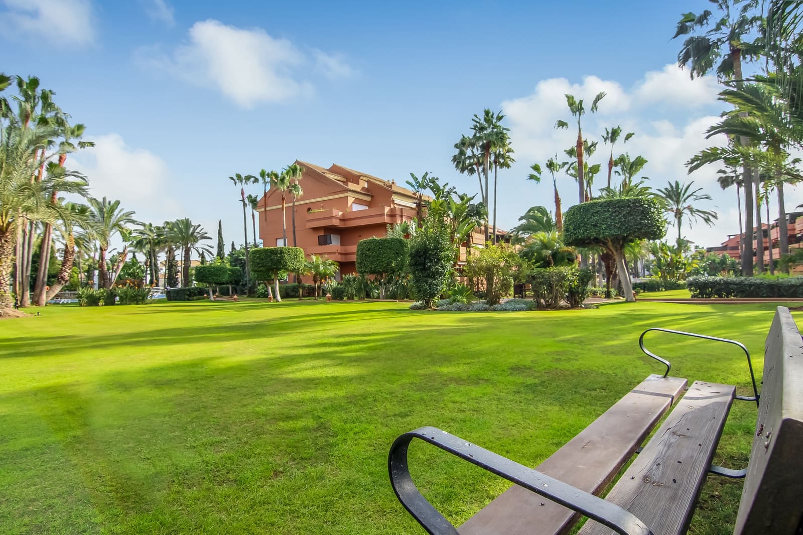 Apartamento de 2 habitaciones en Marbella en venta con piscina garaje - 795.000 € (Ref: 9738636)