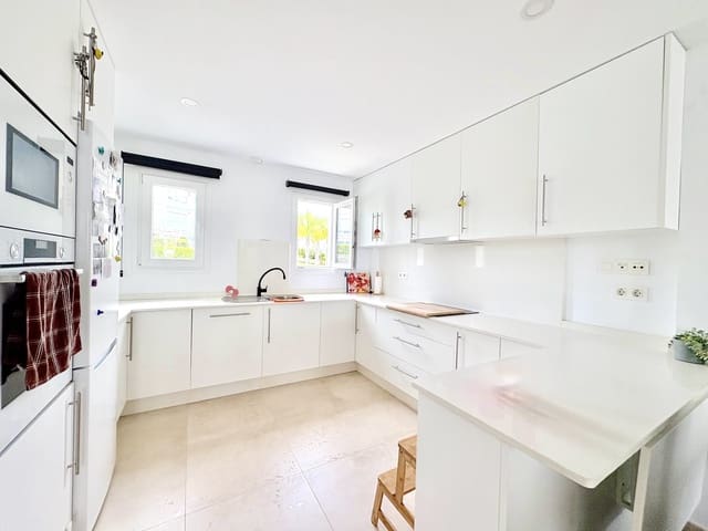 Casa de 4 habitaciones en Calahonda, Mijas en venta con piscina garaje - 875.000 € (Ref: 9741824)