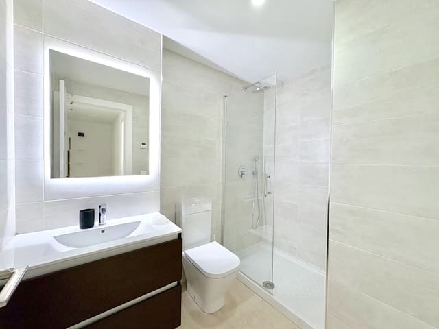 4 sypialnia Dom na sprzedaż w Calahonda, Mijas z basenem garażem - 875 000 € (Ref: 9741824)