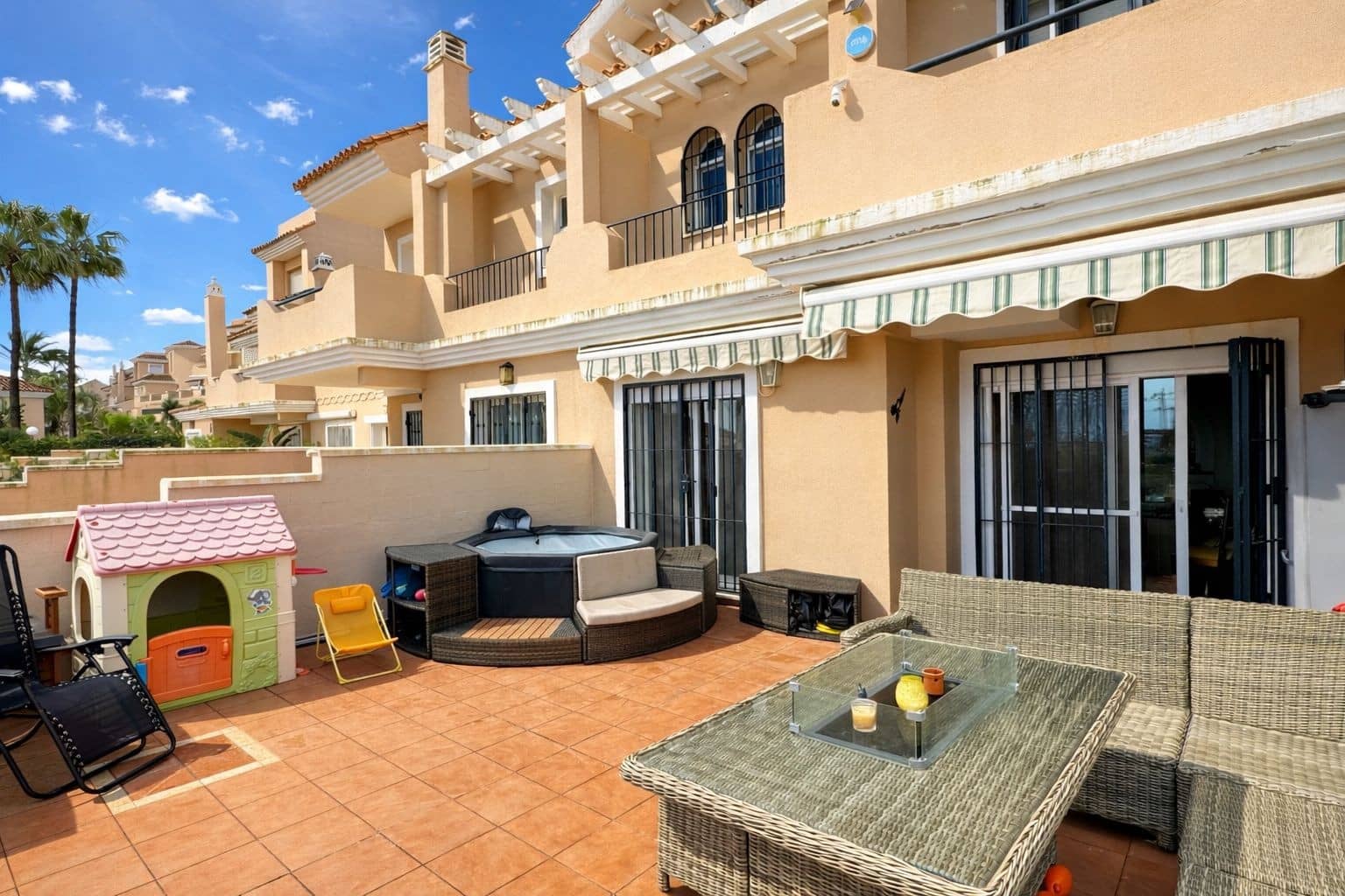 5 sovrum Hus till salu i La Duquesa / Puerto de la Duquesa med pool garage - 410 000 € (Ref: 9758866)