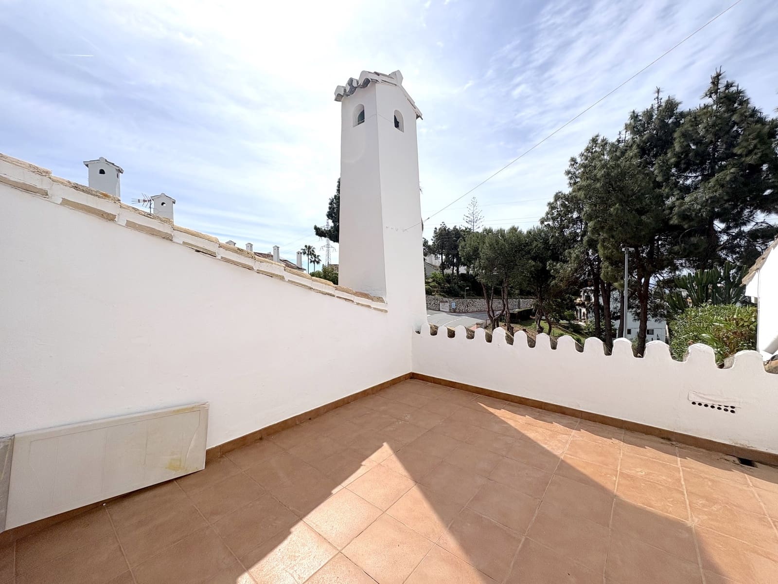 3 makuuhuone Omakotitalo myytävänä paikassa Calahonda mukana uima-altaan 
autotalli - 795 000 € (Ref: 9770718)