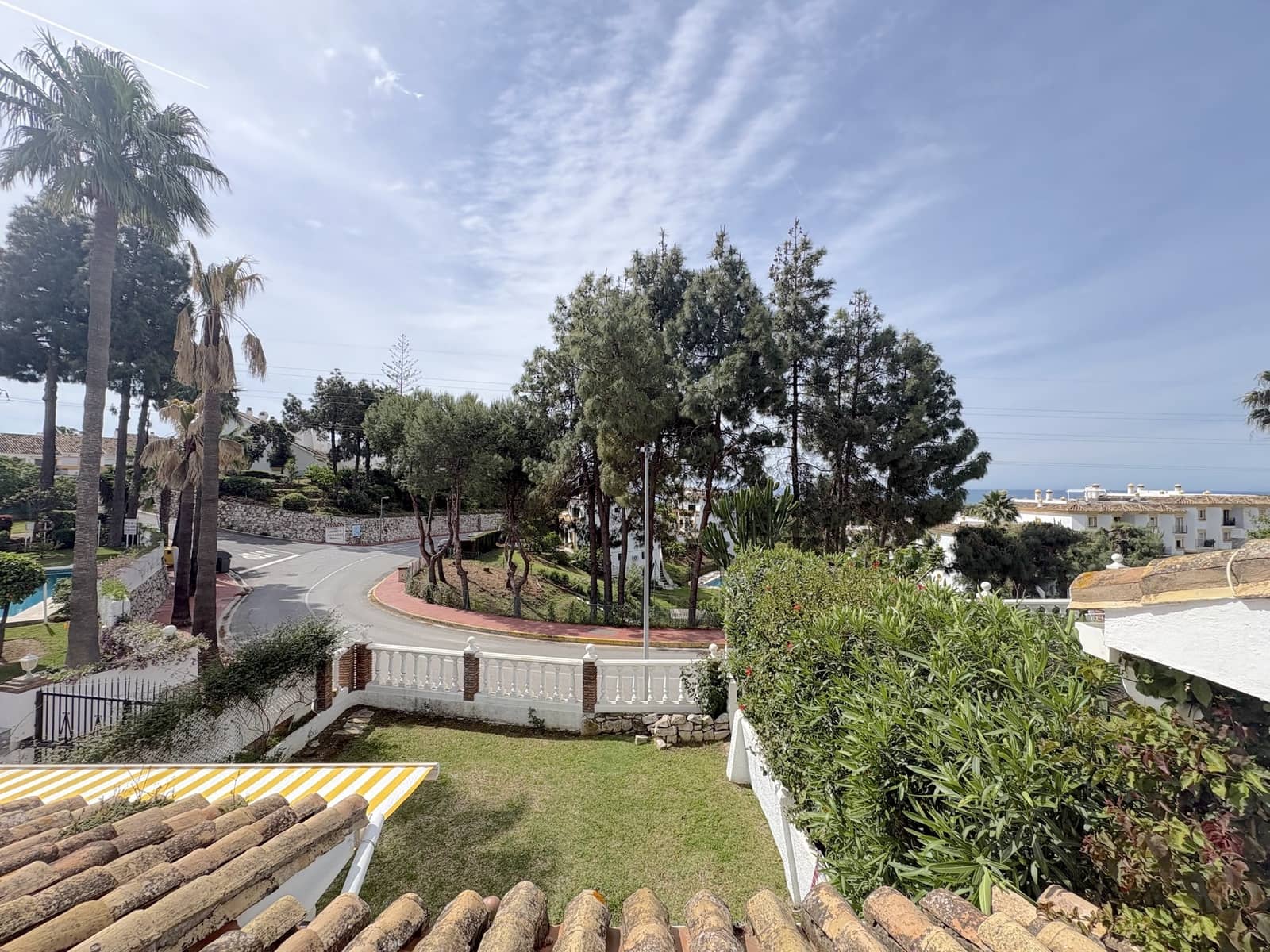 3 makuuhuone Omakotitalo myytävänä paikassa Calahonda mukana uima-altaan 
autotalli - 795 000 € (Ref: 9770718)