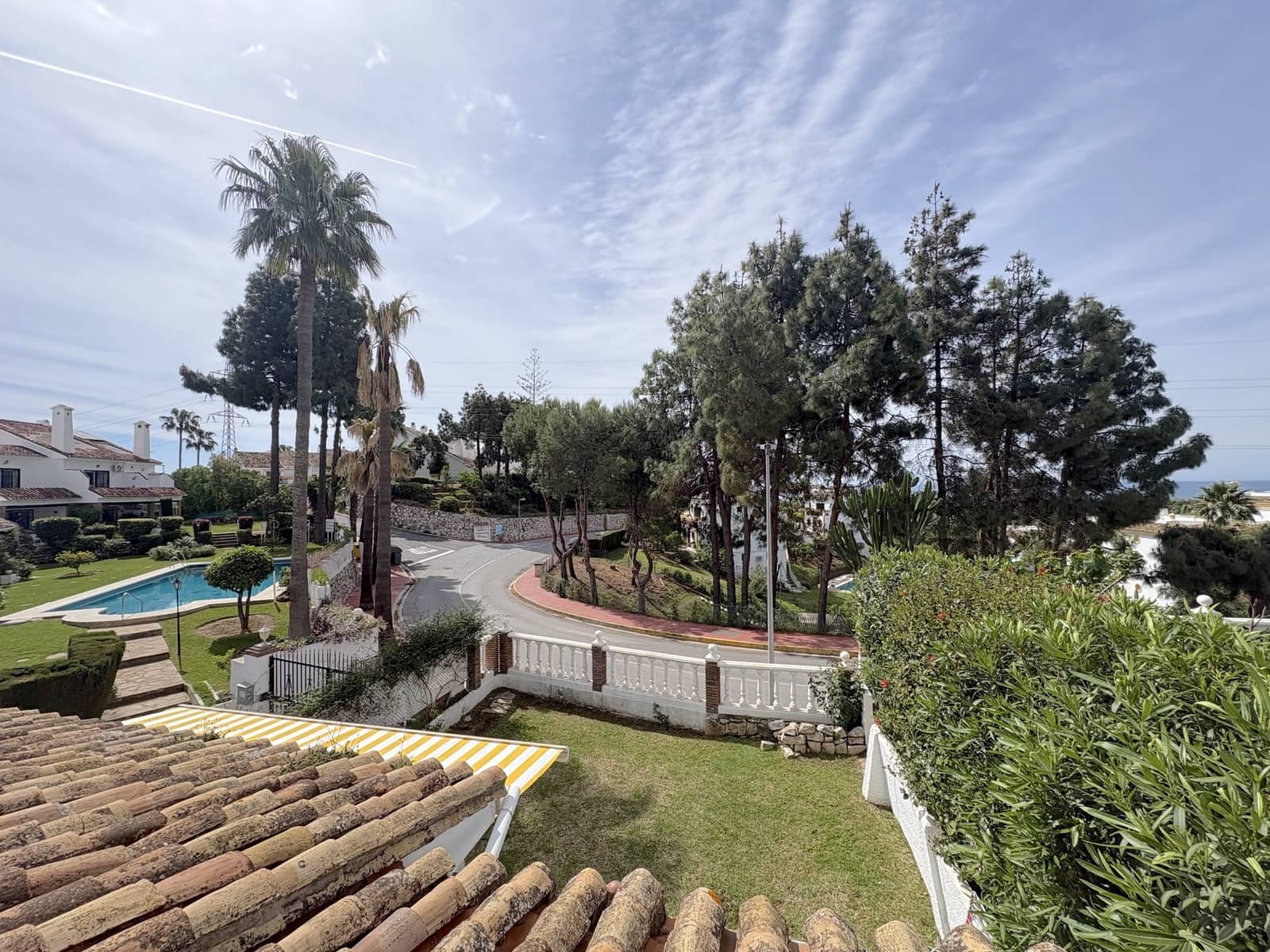 3 makuuhuone Omakotitalo myytävänä paikassa Calahonda mukana uima-altaan 
autotalli - 795 000 € (Ref: 9770718)