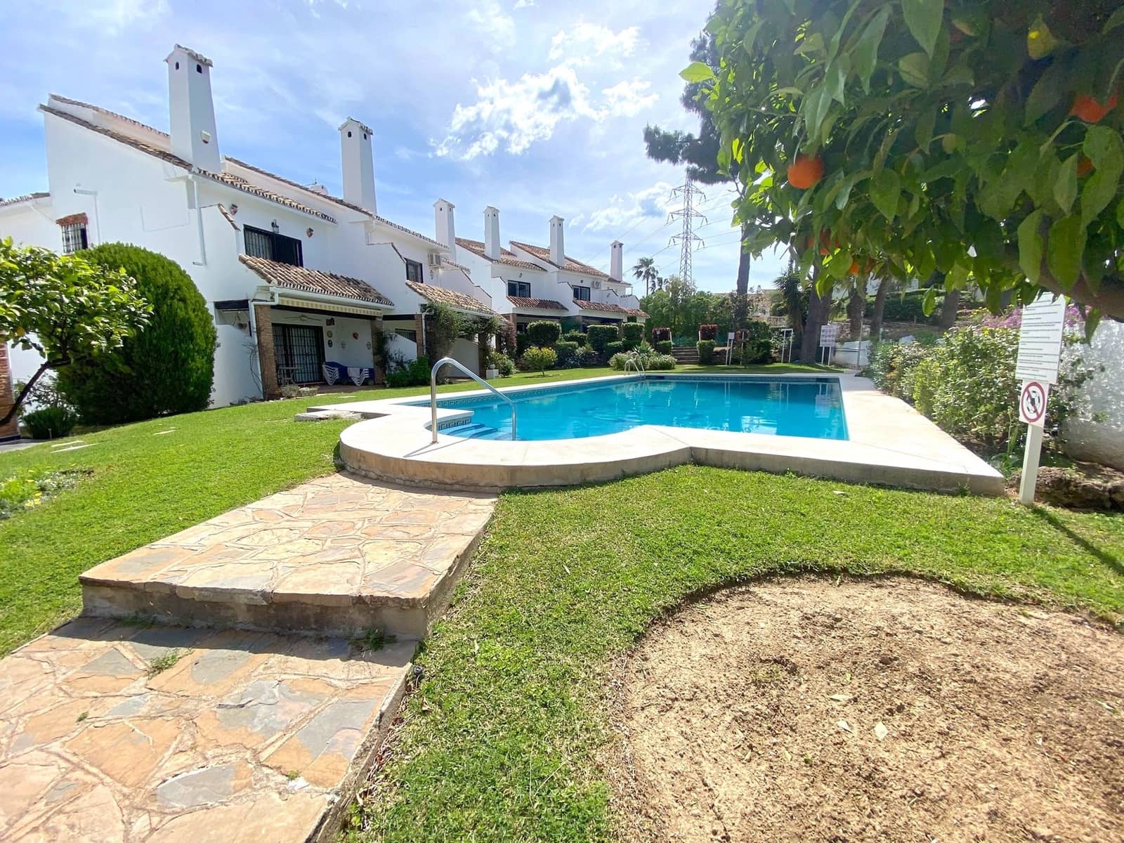 3 makuuhuone Omakotitalo myytävänä paikassa Calahonda mukana uima-altaan 
autotalli - 795 000 € (Ref: 9770718)