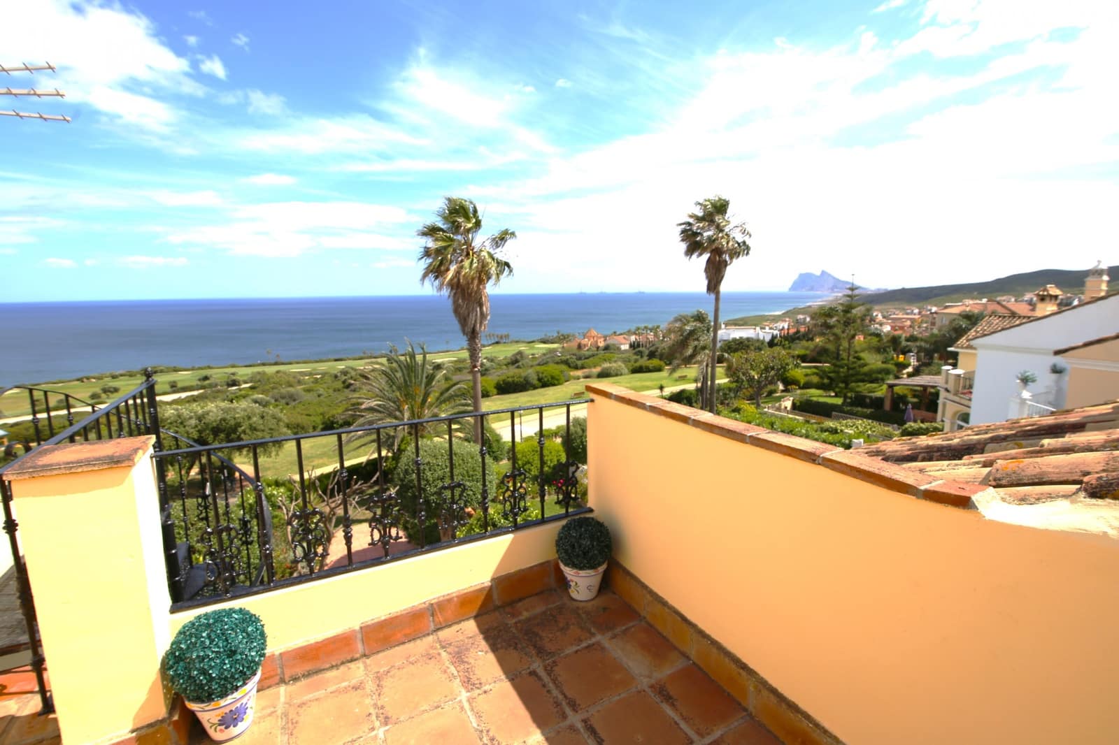 4 bedroom Townhouse for sale in La Alcaidesa with pool garage - € 610,000 (Ref: 9825329)