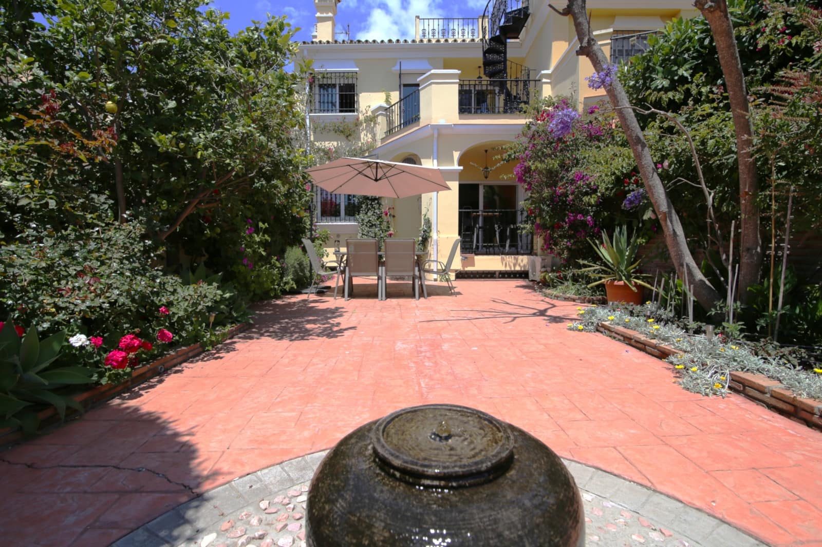 4 bedroom Townhouse for sale in La Alcaidesa with pool garage - € 610,000 (Ref: 9825329)