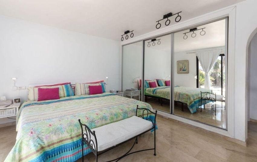 Chalet de 7 habitaciones en El Chaparral en venta con piscina garaje - 1.350.000 € (Ref: 9831603)