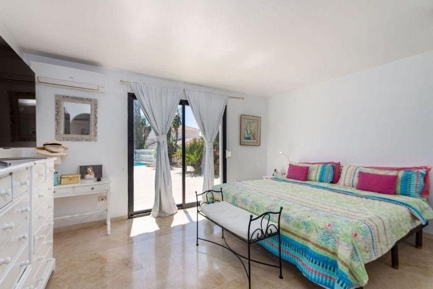 Chalet de 7 habitaciones en El Chaparral en venta con piscina garaje - 1.350.000 € (Ref: 9831603)
