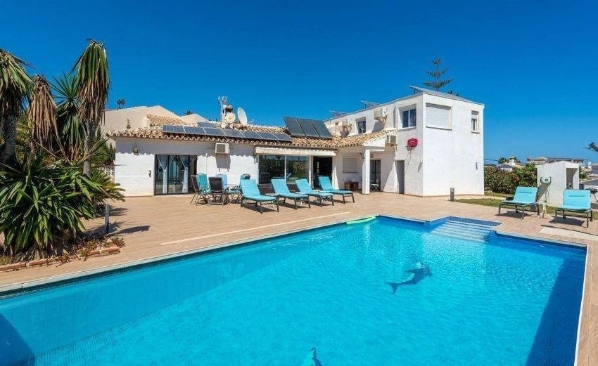 Chalet de 7 habitaciones en El Chaparral en venta con piscina garaje - 1.350.000 € (Ref: 9831603)