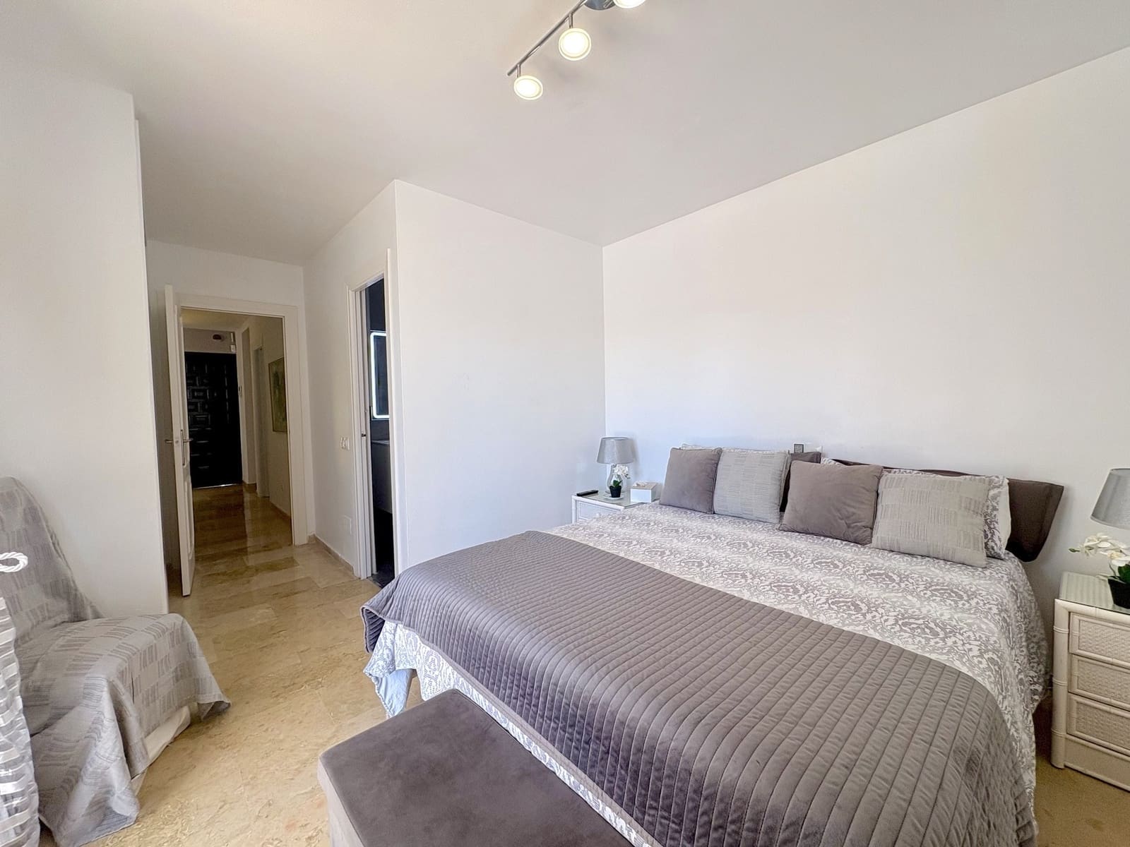 Chalet de 7 habitaciones en El Chaparral en venta con piscina garaje - 1.350.000 € (Ref: 9831603)