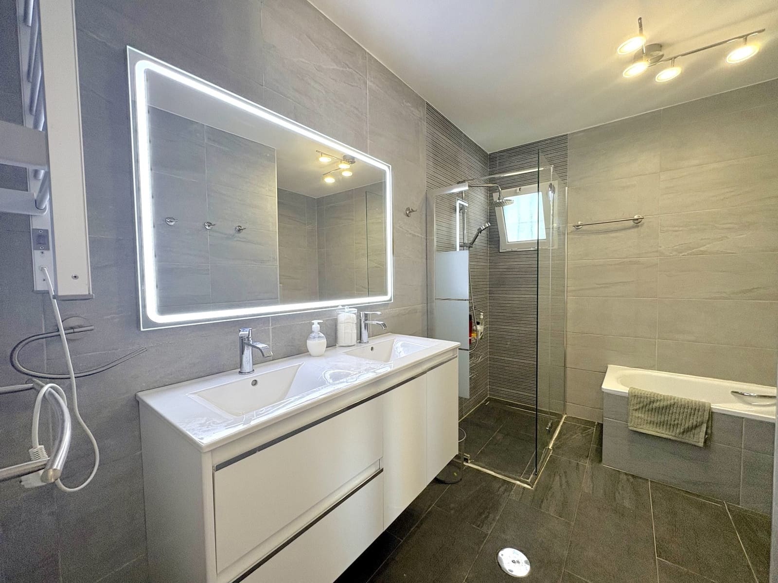 Chalet de 7 habitaciones en El Chaparral en venta con piscina garaje - 1.350.000 € (Ref: 9831603)