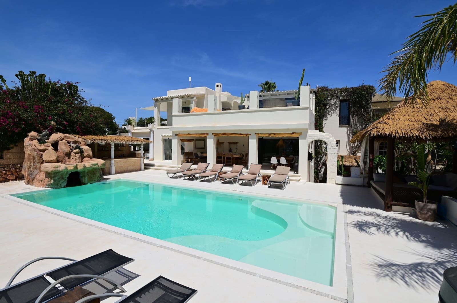 15 bedroom Villa for sale in Santa Eulalia / Santa Eularia with pool - € 6,000,000 (Ref: 9851849)