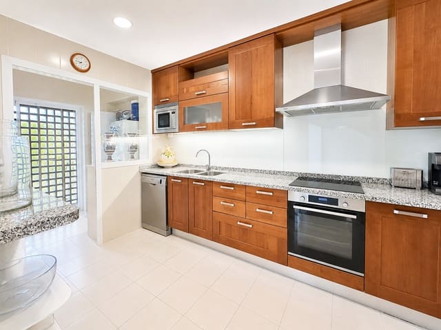 3 slaapkamer Penthouse te koop in Puerto Banus, Marbella met zwembad garage - € 1.597.000 (Ref: 9873589)