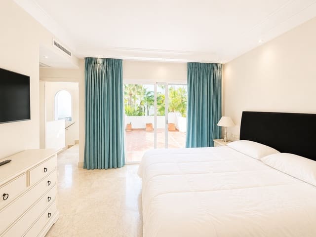 3 bedroom Penthouse for sale in Puerto Banus, Marbella with pool garage - € 1,597,000 (Ref: 9873589)