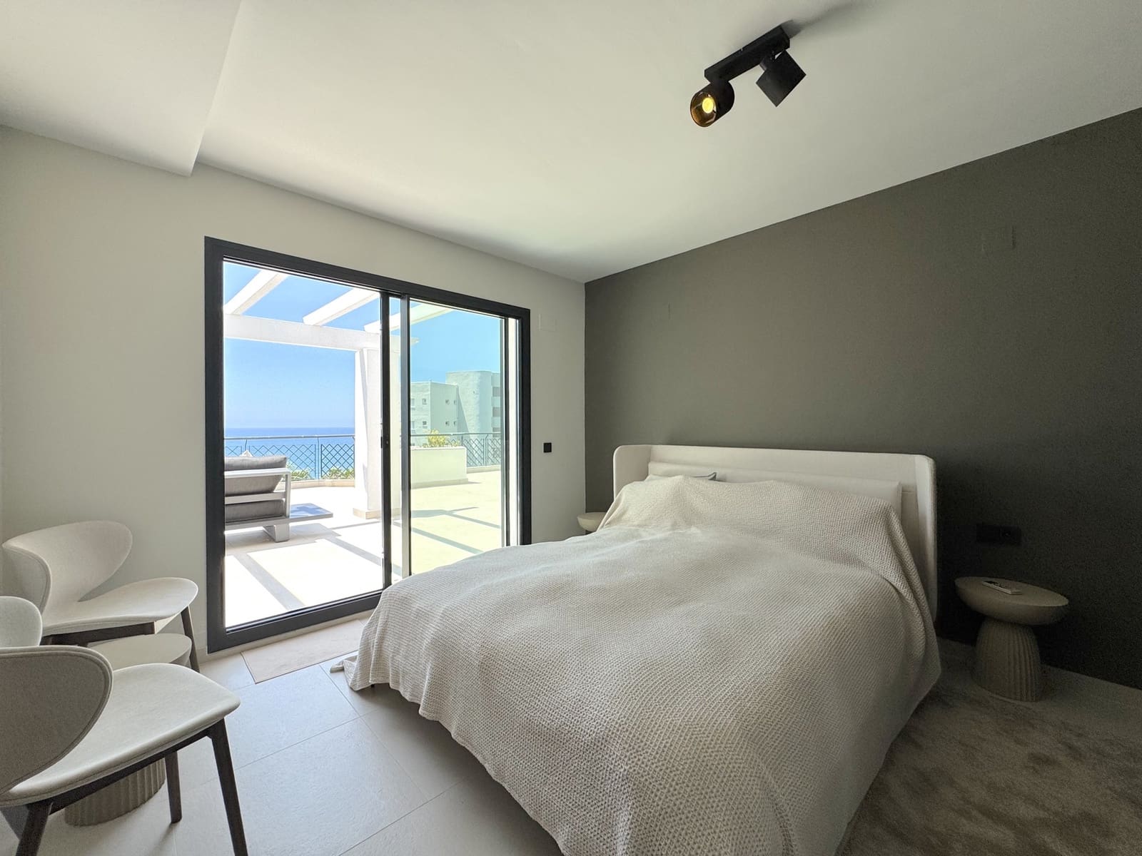 3 soverom Penthouse til salgs i Calahonda med svømmebasseng garasje - € 1 598 000 (Ref: 9878933)