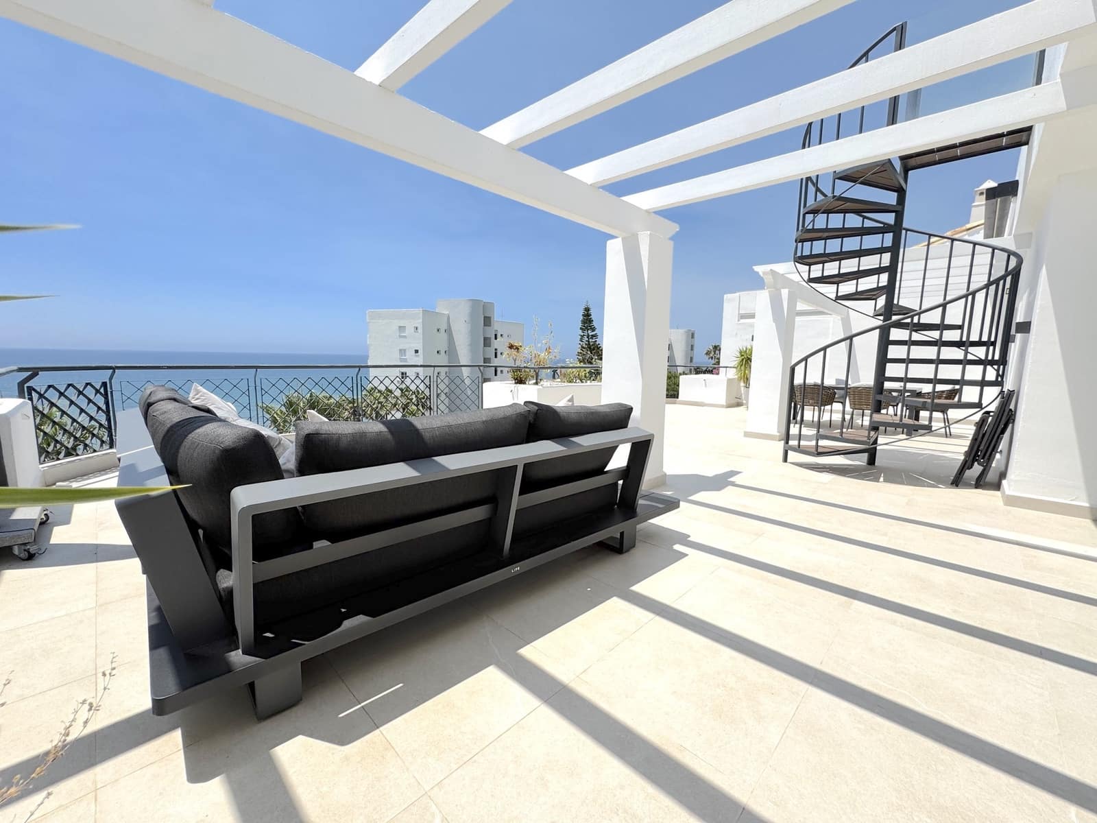 3 soverom Penthouse til salgs i Calahonda med svømmebasseng garasje - € 1 598 000 (Ref: 9878933)
