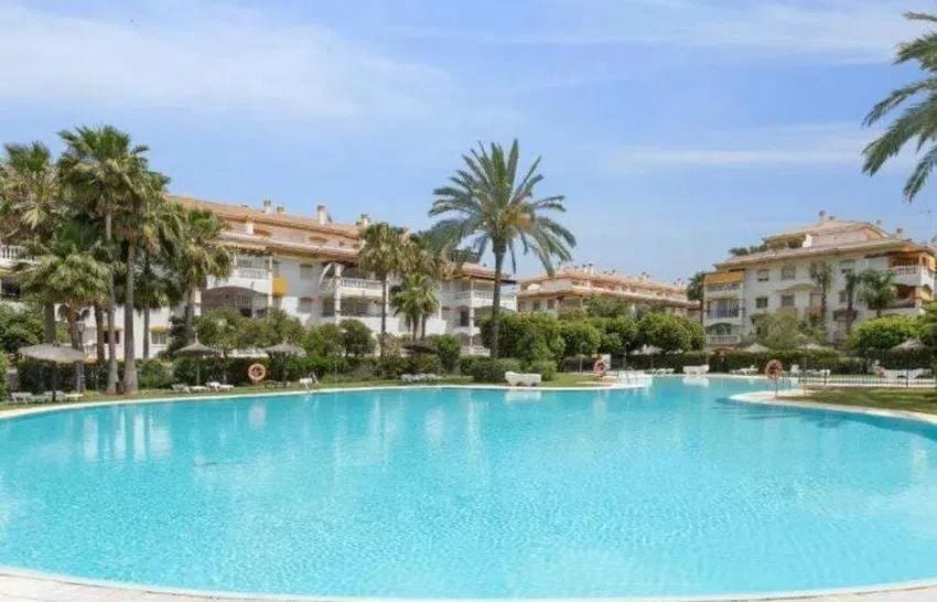 2 Zimmer Apartment zu verkaufen in Marbella mit Pool Garage - 395.000 € (Ref: 9900659)