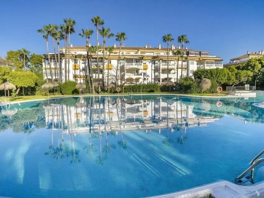 2 Zimmer Apartment zu verkaufen in Marbella mit Pool Garage - 395.000 € (Ref: 9900659)
